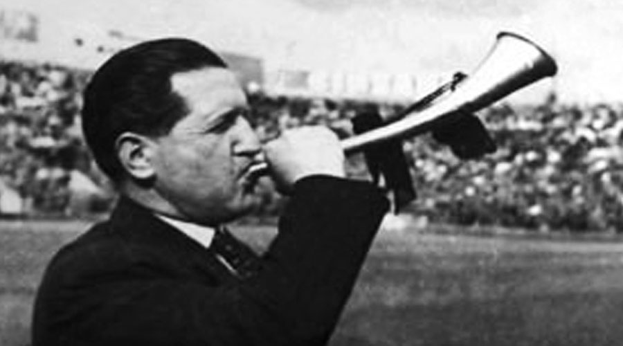 Oreste Bolmida e la sua celebre tromba, che suonava la carica durante le partite del Grande Torino. Era l'inizio del celebre 