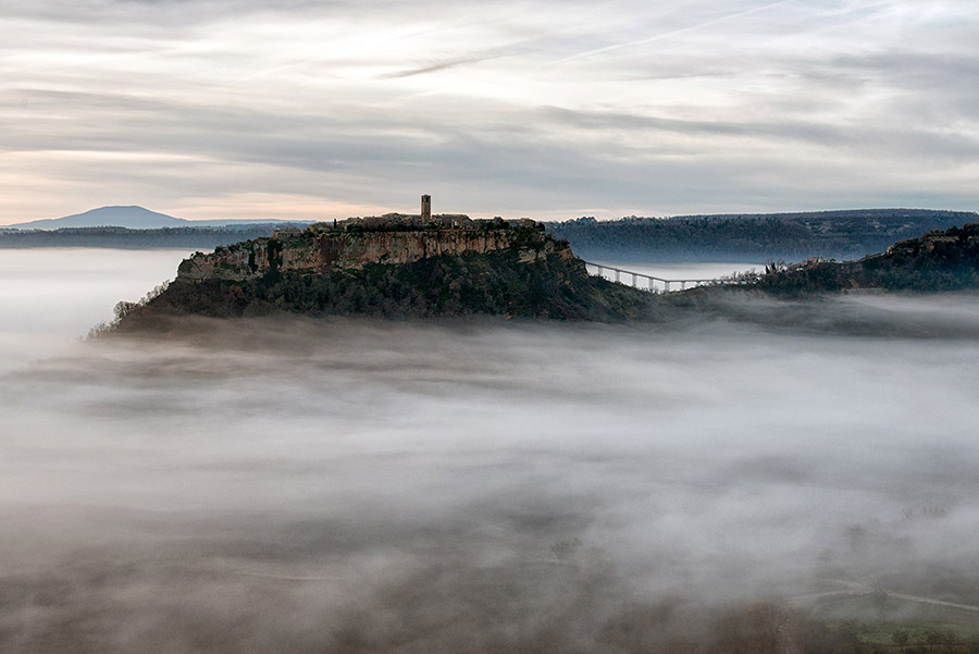 civita di bagnoregio nebbia