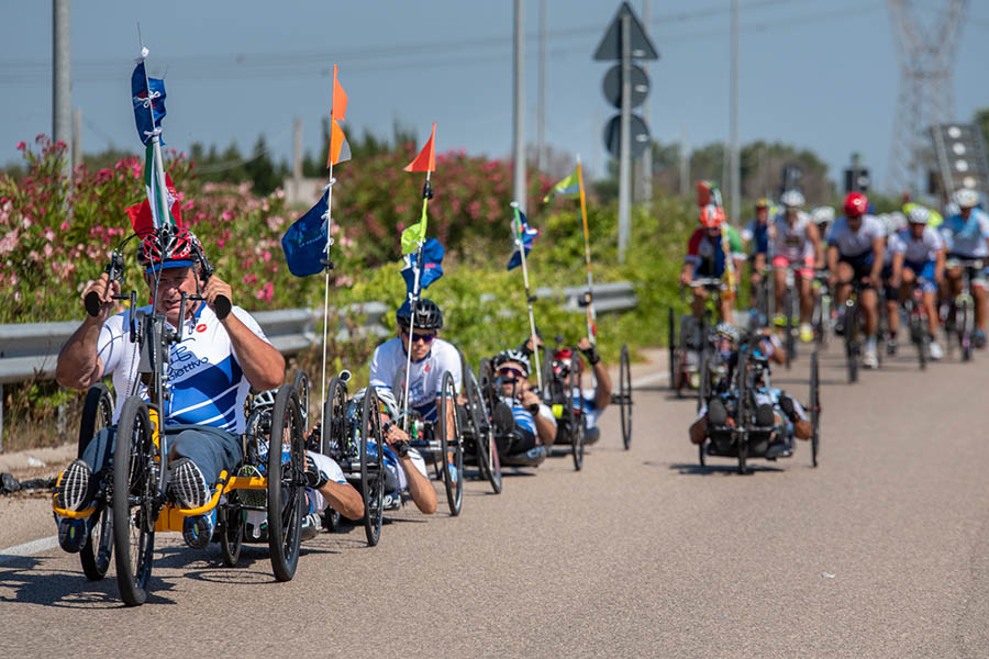 la grande staffetta handbike atleti paralimpici