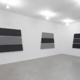 “Trapezium Paintings”, Alan Charlton espone a Milano