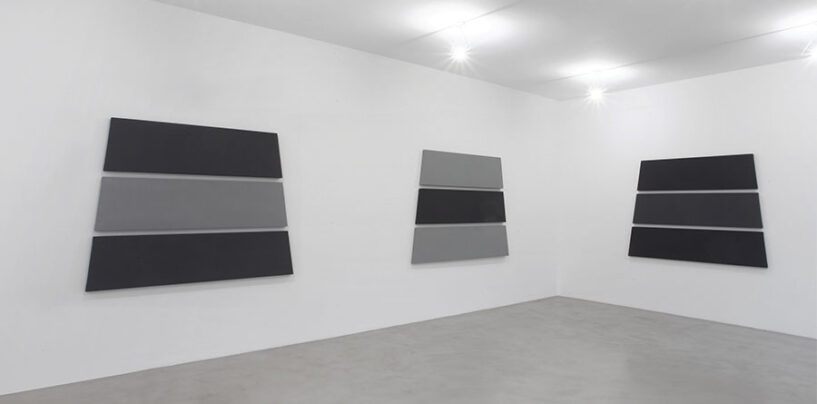 “Trapezium Paintings”, Alan Charlton espone a Milano