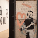 “Banksy. Painting Walls”, street art in mostra a Venezia